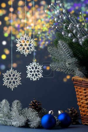 Foto de Fondo de Navidad. Bolas de Navidad, árbol de Navidad y nieve. - Imagen libre de derechos