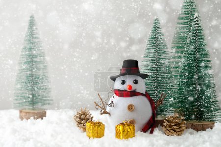 Foto de Fondo de Navidad. muñeco de nieve, bolas de Navidad, árbol de Navidad y nieve. - Imagen libre de derechos