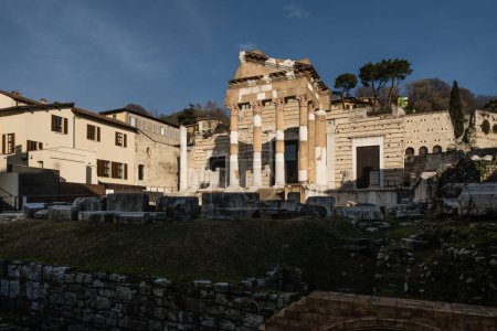 Téléchargez les photos : Vue panoramique du forum romain avec le Capitolium (73 apr. J.-C.), temple de la Triade capitulaire (Jupiter, Junon et Minerve) dans la ville romaine de Brixie, aujourd'hui Brescia, Italie, et inscrit au patrimoine mondial de l'UNESCO en 2011. - en image libre de droit