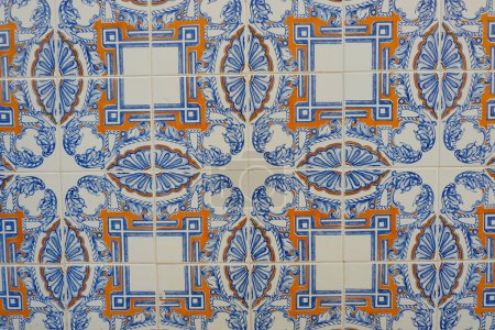 Foto de Antiguos azulejos vintage de color azul y naranja geométrico adornado en la pared centro de Lisboa, Portugal. - Imagen libre de derechos