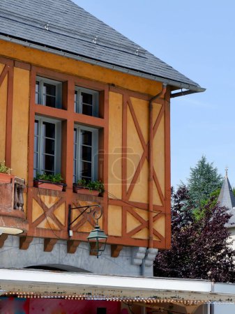 Téléchargez les photos : Rétro ancienne maison vintage avec des lignes de bois comme décoration. Architecture médiévale française. - en image libre de droit