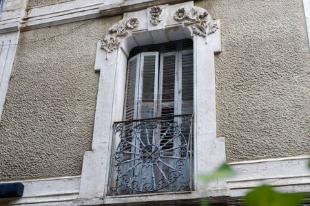 Fenêtre vintage avec volets sur le mur gris du bâtiment décadent à Jaca, Communauté d'Aragon, Espagne.