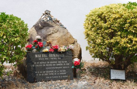 Téléchargez les photos : Portbou, Espagne - 28 juin 2023 : tombe de Walter Benjamin, philosophe, critique culturel et essayiste juif allemand. - en image libre de droit