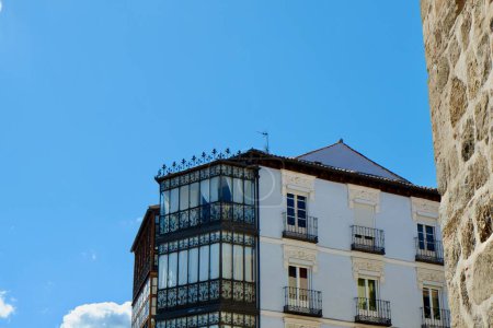 Foto de Elegantes edificios residenciales en estilo art deco Segovia, España. Arquitectura vintage española. - Imagen libre de derechos