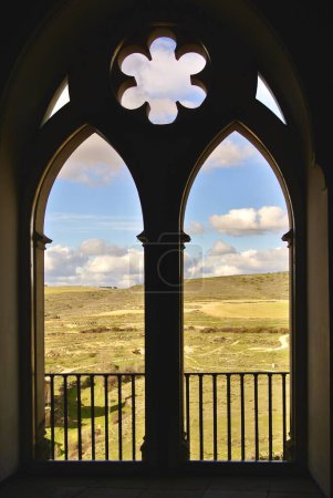 Foto de Vista de la ventana gótica desde el castillo de Segovia, España foto vertical. - Imagen libre de derechos
