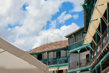 Lebendige Vintage-Balkone an den Häuserfassaden von der Sommerterrasse im Zentrum des Dorfes Chinchon, Gemeinde Madrid, Spanien.
