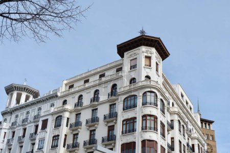 Ecke klassischer Gebäude mit eleganten Linien in der Innenstadt von Saragossa, Aragon, Spanien. Spanische Vintage-Architektur.