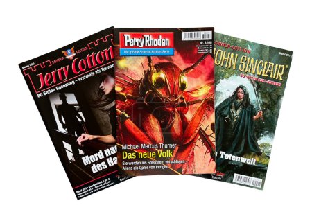 Foto de Tres revistas populares de pulp fiction aisladas con espacio de copia Uso editorial solamente - Imagen libre de derechos