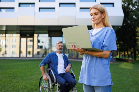Pflege im Freien: Laptop-gestützte Beratung für Patienten im Rollstuhl