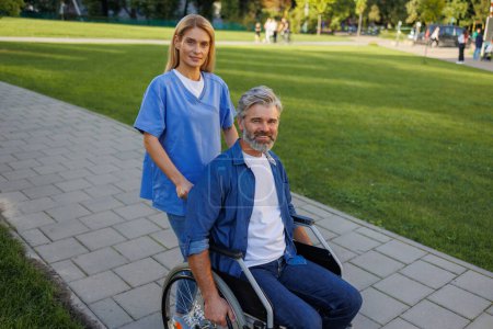 Rollstuhlfreiheit: Krankenschwester hilft Patientin bei Spaziergang im Freien