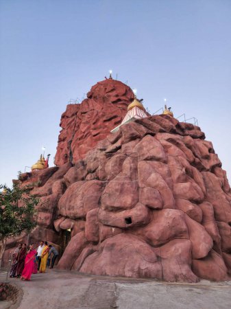 Téléchargez les photos : Gulbarga, Inde- 18 janvier 2023 ; Photo de stock du temple devi belle Xohno, Il ressemble à un temple sur une haute colline. structure du temple peinte de couleur marron, peu de gens sortent du temple - en image libre de droit