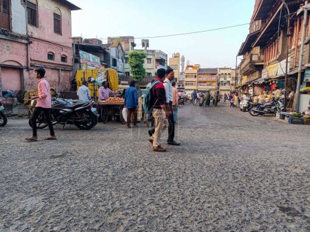 Foto de Kolhapur,India- November 6th 2022; Stock photo of Kolhapur Municipal Corporation building, small commercial shop at the ground floor, street vendor near the budding. people and vehicle moving on road - Imagen libre de derechos