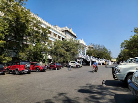 Téléchargez les photos : Gulbarga, Inde 18 janvier 2023 ; Dans la ville de Gulbarga, majestueux Vidhan Soudha, également connu sous le nom de la Chambre législative, peu de quatre roues garées à l'extérieur et plusieurs personnes se promenant autour de l'édifice - en image libre de droit