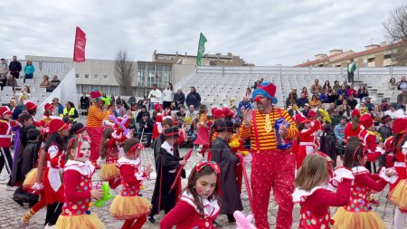 Foto de Estarreja, Portugal - 12.02.2023: Carnaval tradicional de invierno anual de los niños Estarreja, Portugal. Festival de música de disfraces para niños - Imagen libre de derechos