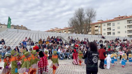 Foto de Estarreja, Portugal - 12.02.2023: Carnaval tradicional de invierno anual de los niños Estarreja, Portugal. Festival de música de disfraces para niños - Imagen libre de derechos