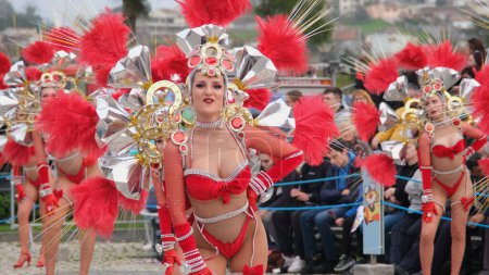 Foto de Estarreja, Portugal - 13.02.2024: Carnaval de samba tradicional de invierno en Portugal. Festival de baile de música de disfraces para adultos samba dance. Primer plano de las mujeres bailando samba - Imagen libre de derechos