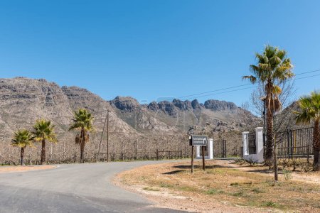 Téléchargez les photos : KOUE BOKKEVELD, AFRIQUE DU SUD - 9 SEP 2022 : Entrée de Kunje Guesthouse sur la route R303 dans la région de Koue Bokkeveld dans la province du Cap occidental - en image libre de droit