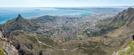 Téléchargez les photos : Panorama du Cape Town City Bowl vu de la montagne de la Table. Lions Head, Devils Peak, la station de câble inférieure et Robben Island sont visibles - en image libre de droit