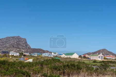 Foto de Pringlebaai, Sudáfrica - 20 de septiembre de 2022: Vista de Pringlebaai en la costa occidental del Cabo Sur. Los edificios son visibles - Imagen libre de derechos
