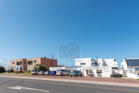 Téléchargez les photos : Bettys Bay, Afrique du Sud - 20 sept. 2022 : Une scène de rue, avec des entreprises, des personnes et des véhicules, à Bettys Bay dans la province du Cap-Occidental - en image libre de droit