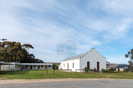 Foto de Baarskeerdersbos, Sudáfrica - 21 / 09 / 2022: Una escena callejera, con la Iglesia Reformada Holandesa, en Baardskeerdersbos en la Provincia Occidental del Cabo - Imagen libre de derechos