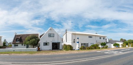 Téléchargez les photos : Struisbaai, Afrique du Sud - 21 sept. 2022 : Vue sur la rue, avec des maisons d'hôtes, à Struisbaai, dans la province du Cap occidental - en image libre de droit