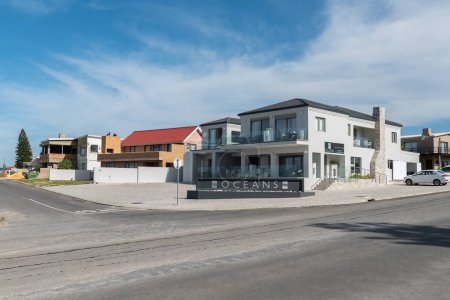 Téléchargez les photos : Struisbaai, Afrique du Sud - 21 sept. 2022 : Vue sur la rue, avec une maison d'hôtes de charme, à Struisbaai, dans la province du Cap occidental - en image libre de droit