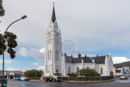 Foto de Bredasdorp, South Africa - Sep 23, 2022: A street scene, with the Dutch Reformed Church, in Bredasdorp in the Western Cape Province. Vehicles are visible - Imagen libre de derechos