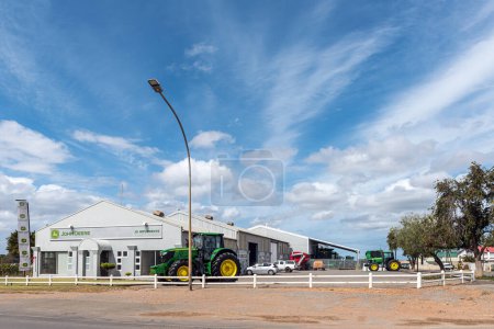 Foto de Bredasdorp, South Africa - Sep 23, 2022: A street scene, with an agriculture implements supplier, in Bredasdorp in the Western Cape Province. Tractors are visible - Imagen libre de derechos