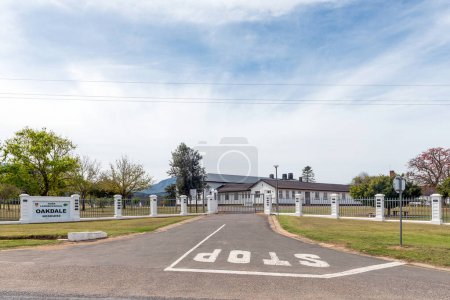 Foto de Riversdale, South Africa - Sep 24, 2022: Entrance to the hostels of the Oakdale Agriculture Secondary School, in Riversdale in the Western Cape Province - Imagen libre de derechos