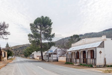 Téléchargez les photos : VICTORIA WEST, SOUTH AFRICA - SEP 2, 2022: A street scene, with historic houses and guest houses, in Victoria West in the Northern Cape Province - en image libre de droit