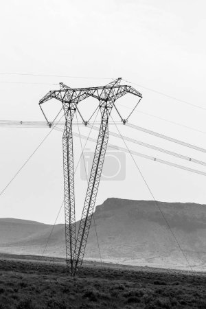 Foto de Un pilón de suspensión tipo v en una línea de transmisión de energía en la Provincia Occidental del Cabo. Monocromo - Imagen libre de derechos