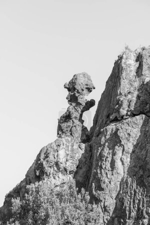 Foto de La delicada formación rocosa Lots Wife en la ruta de senderismo en Dwarsrivier en el Cabo Cederberg Occidental. Monocromo - Imagen libre de derechos