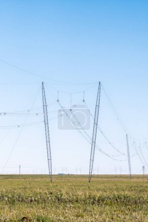 Foto de Una ruta de transmisión de energía con torres de suspensión de cuerda cruzada cerca de Jagersfontein en la provincia de Free State - Imagen libre de derechos
