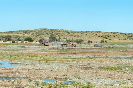 Téléchargez les photos : Jagersfontein, Afrique du Sud - 21 février 2023 : Des véhicules évacuant des boues toxiques du barrage de résidus miniers explosent à Jagersfontein, dans la province de l'État libre - en image libre de droit