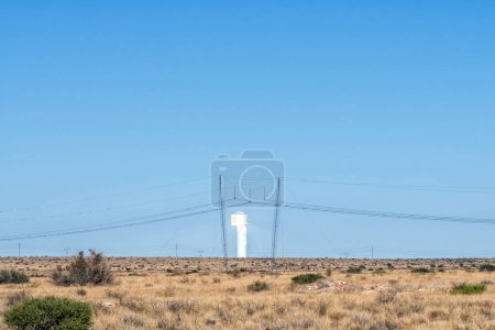 Foto de La torre de energía solar Khi Solar One es visible a través de un pilón de suspensión de cuerda cruzada cerca de Upington en la Provincia del Cabo Norte - Imagen libre de derechos