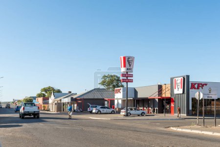 Téléchargez les photos : Prieska, Afrique du Sud - 28 février 2023 : Une scène de rue, avec des entreprises, des personnes et des véhicules, à Prieska dans la province du Cap Nord - en image libre de droit