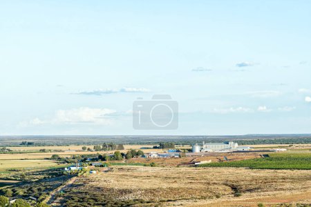 Téléchargez les photos : Prieska, Afrique du Sud - 28 février 2023 : Bâtiments agricoles et l'usine d'Oranjeriviervoere vus de la réserve naturelle de Koppie à Prieska dans la province du Cap Nord - en image libre de droit