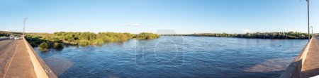 Téléchargez les photos : Prieska, Afrique du Sud - 28 février 2023 : Panorama du fleuve Orange en crue vu du pont routier de Prieska dans la province du Cap Nord - en image libre de droit