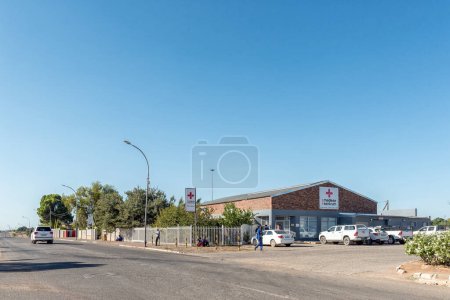 Foto de Prieska, Sudáfrica - 1 de marzo de 2023: Una escena callejera, con un centro médico, personas y vehículos, en Prieska, en la Provincia del Cabo Norte - Imagen libre de derechos