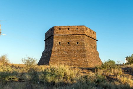 Téléchargez les photos : Un blockhaus sur une colline gardait Prieska pendant la Seconde Guerre des Boers. Il a été construit à partir de pierres semi-précieuses oeil de tigres - en image libre de droit