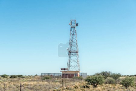 Téléchargez les photos : Une tour de télécommunications micro-ondes entre Prieska et Douglas dans la province du Cap Nord - en image libre de droit