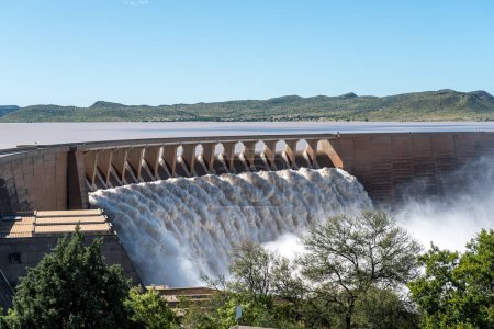 Téléchargez les photos : The Gariep Dam overflowing. The dam is the largest in South Africa. It is in the Orange River on the border between the Free State and Eastern Cape Provinces - en image libre de droit