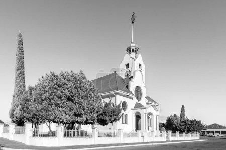 Téléchargez les photos : Prieska, Afrique du Sud - 28 février 2023 : Une scène de rue, avec l'église réformée néerlandaise, à Prieska dans la province du Cap Nord. Monochrome - en image libre de droit