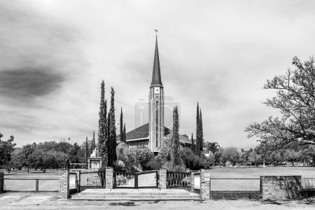 Foto de Riversdale, Sudáfrica - 24 de septiembre de 2022: Una escena callejera, con la Iglesia Reformada Holandesa Riversdal Wes, en Riversdale, en la Provincia Occidental del Cabo. Monocromo - Imagen libre de derechos