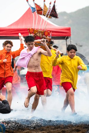 Foto de Febrero 24, 2024: 2024 Yehliu Pure Harbor Cultural Festival Pasar por el fuego, comúnmente conocido como Guohuo en Taiwán, es un ritual de purificación frecuente en las costumbres populares taiwanesas. - Imagen libre de derechos