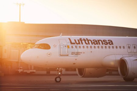 Foto de Praga, República Checa - 04 de agosto de 2022: Lufthansa Airbus A32O neo taxiing to runway for take off from Vaclav Havel Airport Praga - Imagen libre de derechos