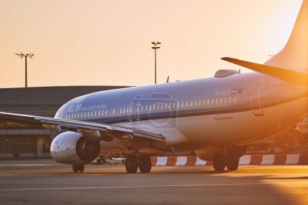 Téléchargez les photos : Prague, République tchèque - 04 août 2022 : KLM Royal Dutch Airlines Boeing 737-800 pendant le roulage jusqu'à la piste pour le décollage de l'aéroport Vaclav Havel Prague - en image libre de droit