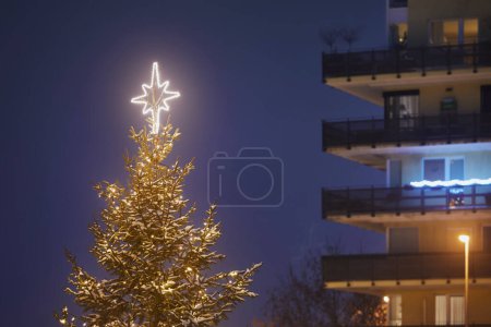 Foto de Árbol de Navidad iluminado en el distrito residencial. Decoración de Navidad en la ciudad durante el advenimiento. Praga, República Checa - Imagen libre de derechos