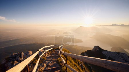 Téléchargez les photos : Randonnée pédestre jusqu'au sommet du mont Pilatus. Paysage alpin au beau lever du soleil. Brume matinale dans la vallée près de Lucerne en Suisse - en image libre de droit